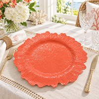 Assiette de présentation de luxe 13 pouces en plastique or rose, bord floral texturé thermolaqué, décoration de table moderne pour réception de mariage