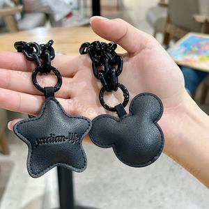 سلسلة مفاتيح فاخرة من الجلد الصناعي باللون الأسود مع شعار شخصي قلادة عيد ميلاد قلادة معدنية مخصصة على شكل دب - Product Image 2
