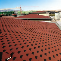 Tuiles de toiture en asphalte au design mosaïque moderne, légères, isolées thermiquement, revêtues de pierre, bitumineuses, pour la construction de villas