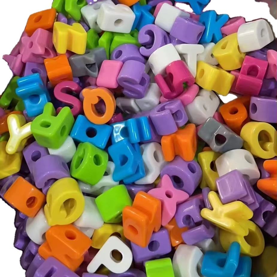 Lettera A, colori assortiti.