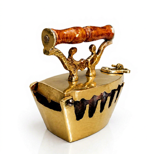 Presse à repasser vintage en laiton avec poignée en bois, fer à repasser métallique de style antique, objet décoratif de collection pour la maison - Product Image 1