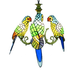 Lustre en verre Tiffany fait main, style européen, 3 têtes, motif perroquet, lampe suspendue de plafond pour bar et maison, style pastoral - Product Image 3