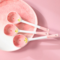 Fournitures de cuisine alimentaire mignon Style coréen japonais grand rond rose fraise en céramique soupe de nouilles avec trou profond Long manche cuillère