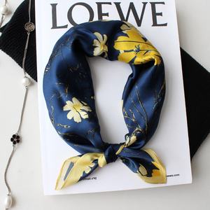 Foulard in Seta Quadrato 55cm con Stampa Floreale Europea, Design Personalizzato con Logo, Sciarpa in Seta per Cerimonie - Product Image 4