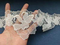Tissu en dentelle brodée élégante et transparente à motifs laser, tricoté à rayures, 100 % polyester, pour accessoires textiles de maison et articles pour filles
