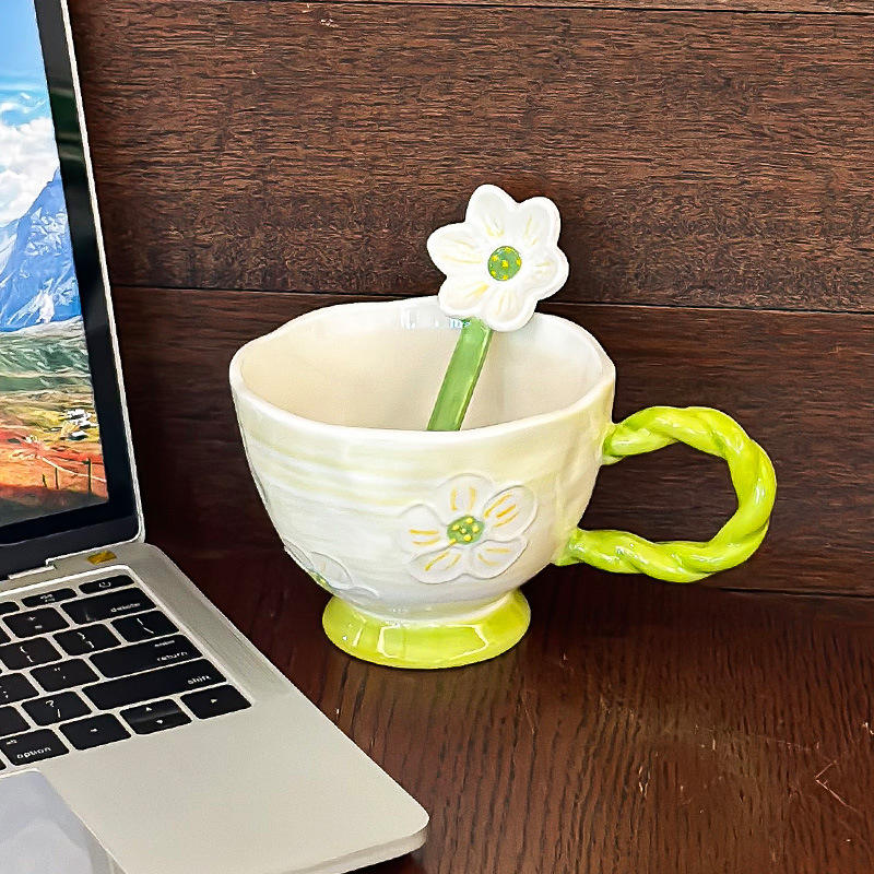 Tasse et cuillère vertes