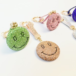 Llavero Metálico 3D Happy Smile, Lindo Colgante para Coche o Bolso con Estilo <span class=keywords><strong>de</strong></span> Diamante, con Logotipo Personalizado, Cristal <span class=keywords><strong>de</strong></span> Agua, Cara Sonriente, Llavero Moderno - Product Image 4