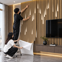 Papier peint auto-adhésif à motif de lattes en bois clair avec surface PET nettoyable pour murs intérieurs décoratifs