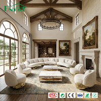 Canapé sectionnel incurvé de luxe sur mesure, design italien, tissu bouclé blanc avec base dorée pour projet de villa, design d'intérieur