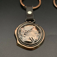 Porte-clés antique en cuivre avec sceau de cire, breloque arc et flèche, sangle en cuir et détails gaufrés pour souvenirs médiévaux et cadeaux à thème