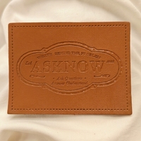 Étiquettes en cuir personnalisées d'usine, en rouleau, multi-matériaux et couleurs, sur mesure pour vêtements et sacs de marques de luxe