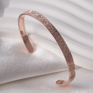 Bracelet manchette en alliage écologique, design ouvert, en acier noir, or rose, bijoux unisexe en alliage de zinc pour hommes et femmes - Product Image 3