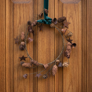 Corona rústica hecha a mano con conos de pino, estrellas y campanas para decoración navideña de puertas - Product Image 3