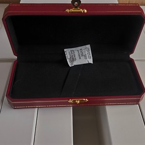 Boîte à montre rectangulaire en similicuir rouge avec intérieur en faux daim, fermeture à pression, étui de protection durable - Product Image 6