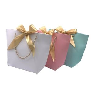 ถุงกระดาษบรรจุภัณฑ์เสื้อผ้ารองเท้าสีดำสุดหรูแบบขายส่ง พิมพ์โลโก้ตามสั่ง ถุงของขวัญสำหรับเสื้อผ้า ของขวัญ ของที่ระลึก เครื่องประดับ - Product Image 3