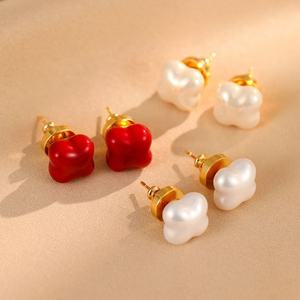 Boucles d'oreilles clous tendance en argent S925 plaqué or, motif fleur à quatre feuilles et perle, qualité supérieure et raffinée - Product Image 2