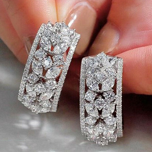 Orecchini Pendenti Traforati Vintage per Donne, Eleganti Accessori per Abiti da Festa e Uso Quotidiano - Product Image 1