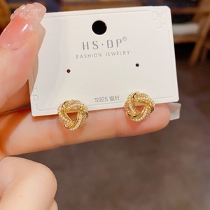 Exquisito verano nuevo diseño pendientes de moda para mujer alta calidad diamantes de imitación perla envuelto triángulo Stud para regalo - Product Image 4