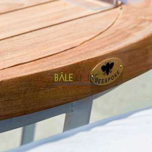 La mesa redonda Cattalina tiene una base robusta de hierro y aluminio, con una superficie de madera de teca de alta calidad. - Product Image 2