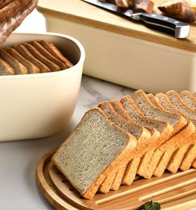 Boîte rectangulaire de 7,5 L couleur crème avec couvercle en bois de bambou, support pour trancheuse à pain, rangement et conteneur alimentaire - Product Image 3