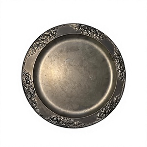 Plato Decorativo Redondo de Metal Estilo Antiguo con Patrón de Plantas Grabado, Diseño Vintage para Decoración de Mesa - Product Image 1