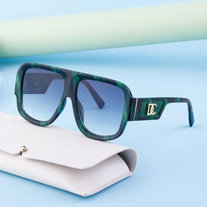 Lunettes de soleil carrées Dolce & Gabbana pour femmes, noires, protection UV400, style streetwear tendance - Product Image 4