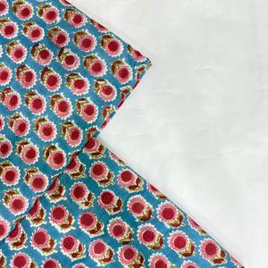 Tela de Algodón Azul Cielo con Estampado Floral Rosa y Rojo, Patrón de Flores Tradicionales para Vestidos Kurti, Trajes Salwar y Prendas Étnicas - Product Image 5