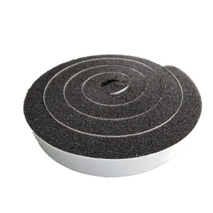 Rouleau de mousse adhésive réticulée pour l'étanchéité et la ventilation des fentes de toit - Product Image 1