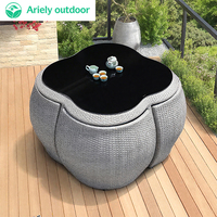 Fauteuil rond de bistrot français d'extérieur en métal, rotin, osier, jardin fleuri