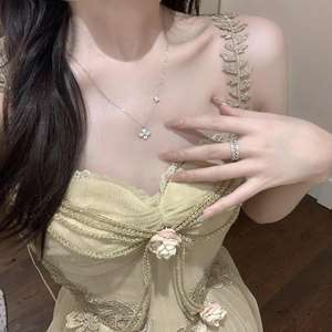 Collar con Colgante de Pétalo de Trébol de Plata de Ley S925 con Cadena de Caja, Exquisito, de Alta Estética, Elegante, con Rubí, Estilo Lujoso y Exclusivo - Product Image 3