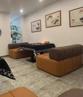 Conjunto de Sofás Modulares Acolchados con Mesa de Mármol Blanco y Base de Metal Negro para Cafetería, Salón o Área de Descanso