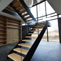 Balustrade en verre plat installée à côté d'une double poutre et de marches en bois antidérapantes
