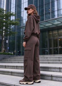 Conjunto de 2 Piezas de Ropa Urbana para Mujer, Sudadera Personalizada con Cuello Redondo Marrón y Pantalones Anchos Tipo Cargo - Product Image 2
