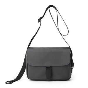 Sac bandoulière croisé personnalisé avec logo, en cuir PU végétalien imperméable, de qualité supérieure, avec rabat et boucle, pour hommes et femmes - Product Image 1