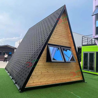 Cabane préfabriquée en structure acier, maison en bois pour habitation, petit chalet de villégiature, ferme triangulaire, hôtel