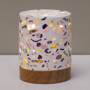 Lampada da Tavolo in Stile Terrazzo con Cristalli Naturali Curativi, Luce Notturna LED Decorativa Moderna Regolabile con Base in Legno - Product Image 3