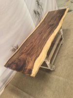 Table de salle à manger populaire en bois rustique de grande taille avec plateau en bois de Raintree à bords naturels pour hôtels et restaurants