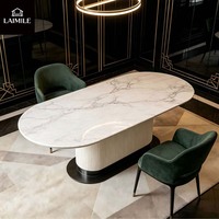 Table à manger ovale de luxe moderne en marbre avec plateau à motif marbré et base en métal, idéale pour les villas, les maisons, les hôtels et les restaurants