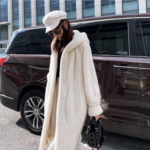 Trench invernale lungo da donna <span class=keywords><strong>con</strong></span> <span class=keywords><strong>cappuccio</strong></span> di <span class=keywords><strong>visone</strong></span> bianco <span class=keywords><strong>con</strong></span> motivo a quadri e bottoni <span class=keywords><strong>con</strong></span> decorazione velluto bianco <span class=keywords><strong>cappotto</strong></span> di velluto - Product Image 2