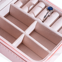 Boîte de rangement pour bijoux de voyage Zebopak rose avec emplacements pour bagues et intérieur en velours