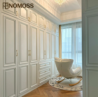 Conception de dressing sur mesure de luxe moderne avec aménagement de placards optimisant l'espace pour projets de suites d'hôtel