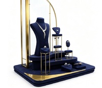 Présentoir à bijoux de luxe en velours bleu marine avec structure métallique incurvée, éclairage LED, design personnalisable, support à bijoux haut de gamme durable