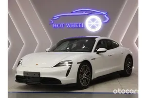 Voiture familiale parfaite, <span class=keywords><strong>PORSCHE</strong></span> <span class=keywords><strong>TAYCAN</strong></span> 4S HYBRIDE d'occasion, modèle <span class=keywords><strong>2022</strong></span>, prête à partir - Product Image 2