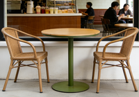 Table ronde d'extérieur sur piédestal vert olive avec plateau en bois à lattes chaudes, moderne pour patio et balcon