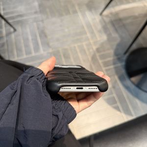 Étui de luxe matelassé antichoc pour iPhone 17 Pro Max 16/15/14/13 Pro <span class=keywords><strong>avec</strong></span> <span class=keywords><strong>porte</strong></span>-cartes et décorations métalliques de marque - Product Image 6