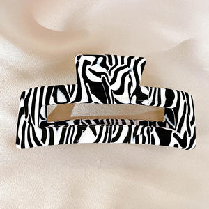 Clips de garra de nuevo diseño YJL, clips de garra de pelo de color Vaca, clips de garra de pelo recortados medianos en blanco y negro para mujer - Product Image 4