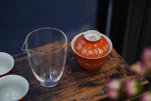 Set da Tè in Porcellana Rosso Corallo Ispirato all'Antico - Gaiwan Intagliato a Mano con Poesia e Tazze Abbinate - Product Image 4