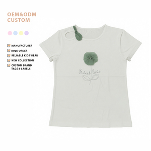 <span class=keywords><strong>T</strong></span>-<span class=keywords><strong>shirt</strong></span> da ragazza semplice con base <span class=keywords><strong>bianca</strong></span> e decorazioni verdi chiaro, stampa floreale 3D, lettere e fiocco, morbida, delicata sulla pelle e traspirante - Product Image 1