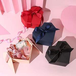 Boîte cadeau haut de gamme en forme de cœur pour des propositions romantiques, cadeau d'amour rouge pour la Saint-Valentin avec impression de revêtement UV - Product Image 1