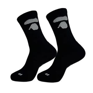 جوارب رياضية سميكة عالية الجودة بشعار مخصص، ماصة للعرق، باللونين الأبيض والأسود، للرياضات الخارجية في موسم الخريف - Product Image 4